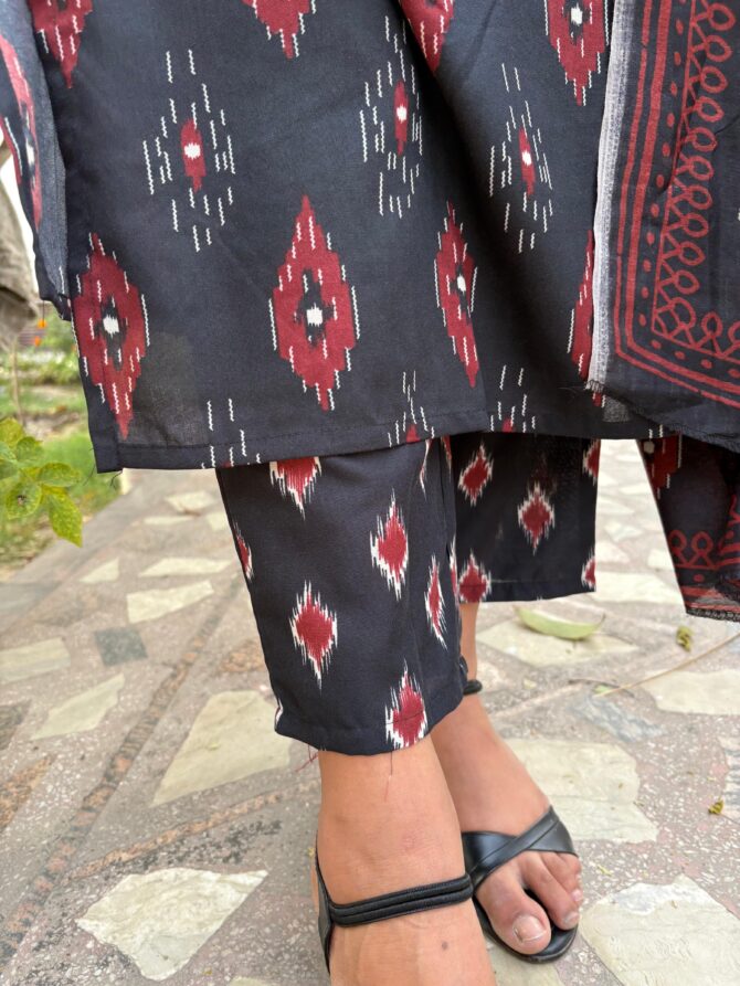 Feel Feather Black Kurta Set For Women - Image 3