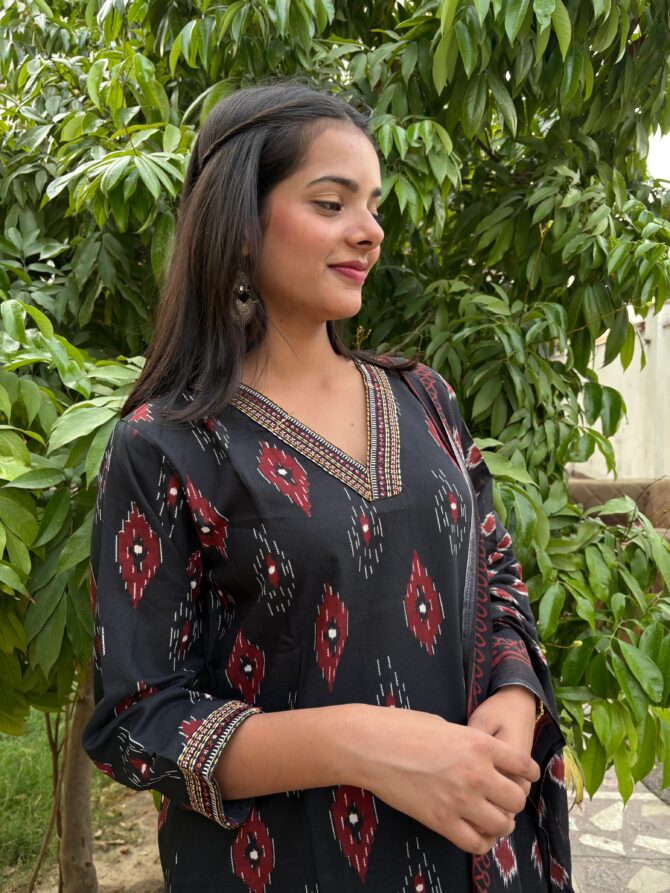 Feel Feather Black Kurta Set For Women - Image 2