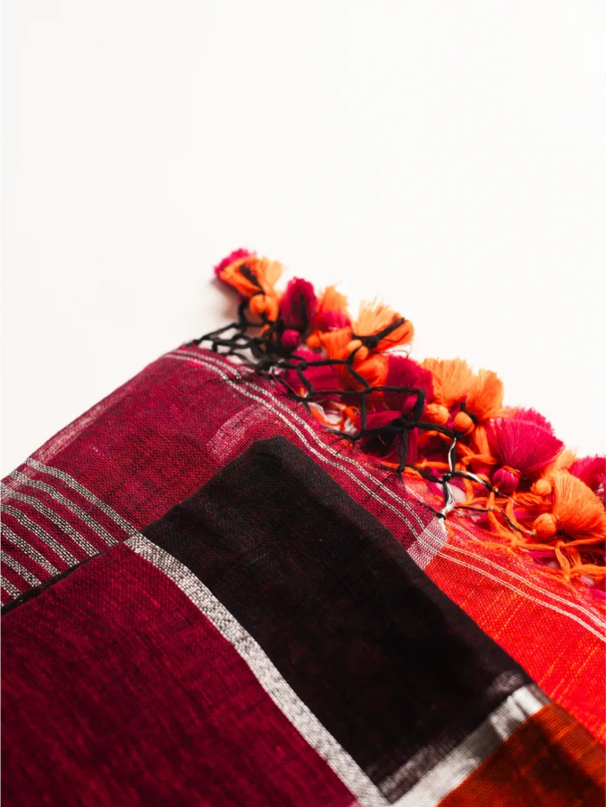 Feel Feather Pure Linen Big Check Pattern Saree - Image 3