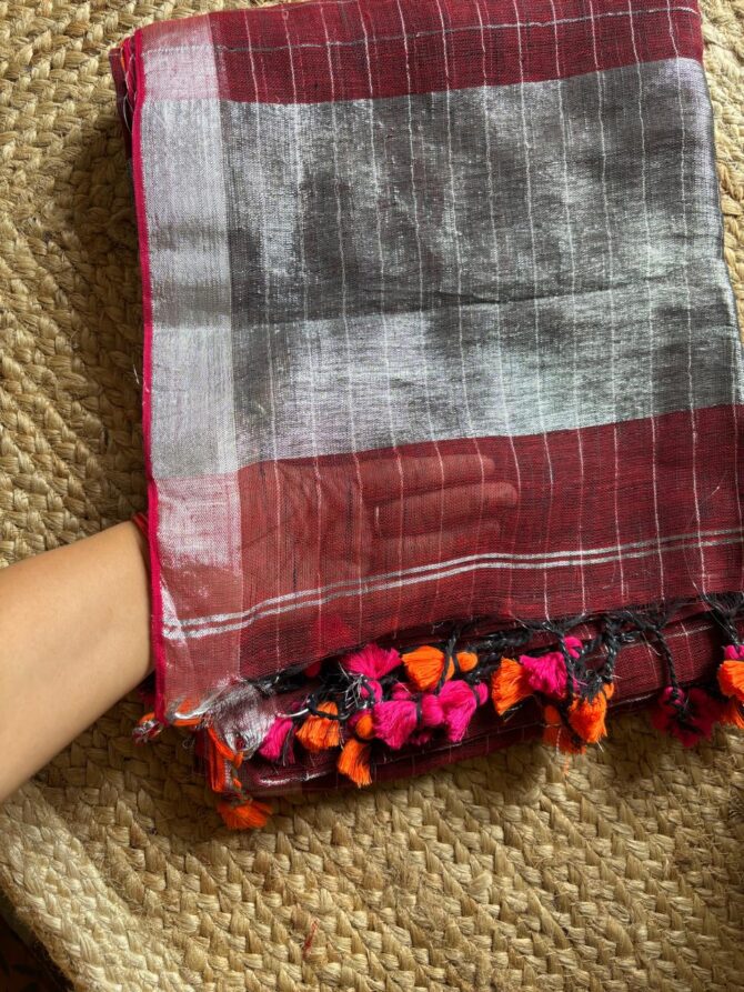 Feel Feather pure Linen Check Handloom Saree - Image 4