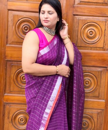 Feel Feather Pure Linen Check Handloom Saree Purple