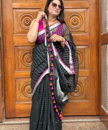 Feel Feather Pure Linen Handloom Check Saree (Black)